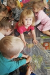 Zabawy sensoryczne z folią bąbelkową