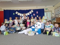 Zaj�czek wielkanocny odwiedzi� przedszkole