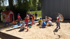 Wiosenne zabawy w ogrodzie przedszkolnym- Maluszki