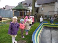Maluszki na terenie przedszkolnym